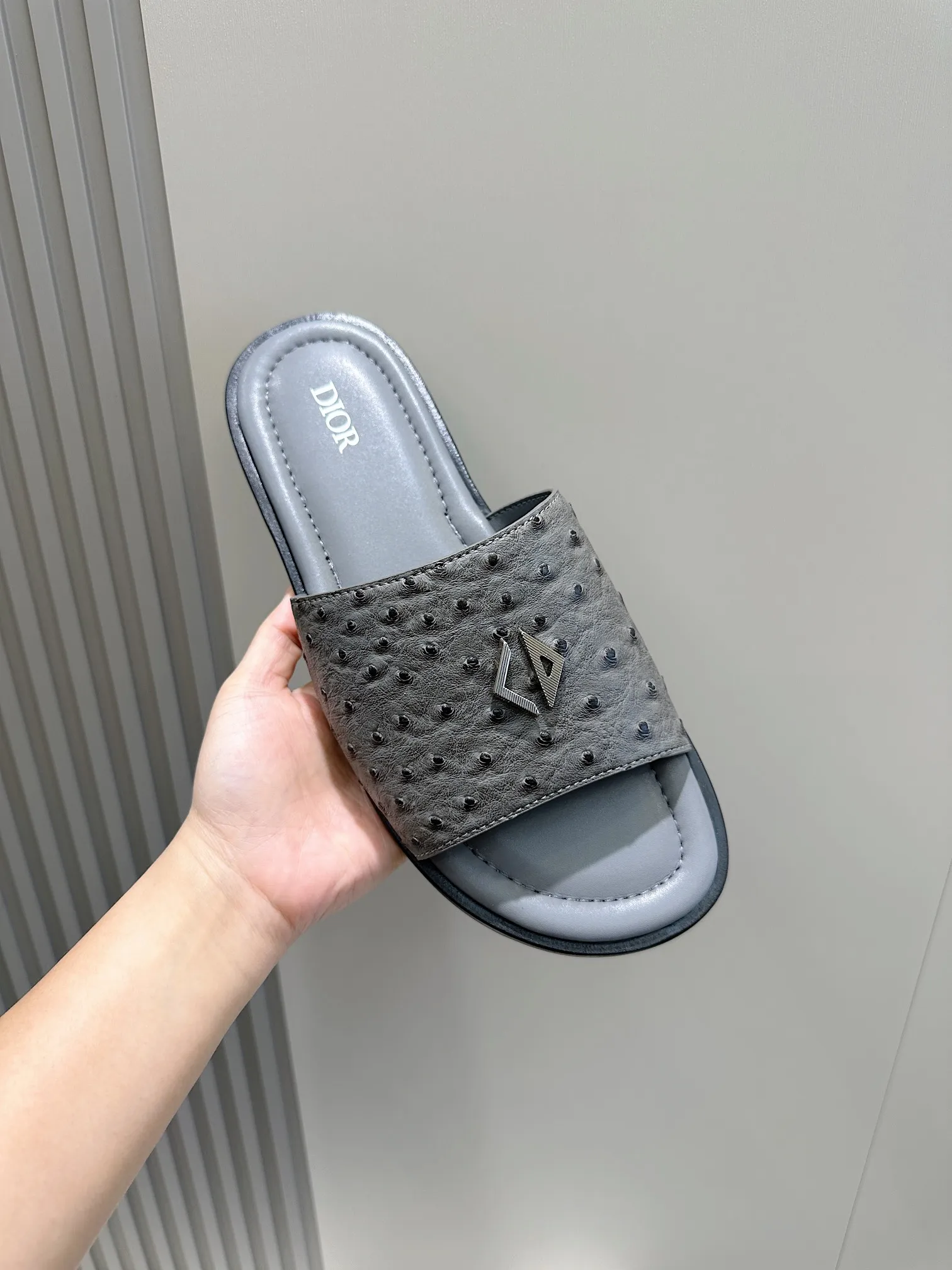 P320 [DIOR] Size 39-44 (38.45 custom-made) 2024ss Dior’s latest men’s slippers are a must-have. Dior Alias ​​Men's Genuine Leather Slippers This summer new Alias ​​sandal embodies a casual and elegant style. Carefully crafted from grained cow leather and Oblique printed fabric, with cowhide lining! Cross-strap design with metal-clad brass CD Diamond logo. The imported cowhide leather and rubber sole adds sophistication and comfort, while Oblique print-effect anti-slip panels add style.